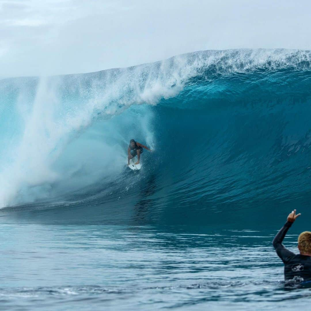 ジェレミー・フローレスのインスタグラム：「Hold On 💨💨💨. . 📷: @timmckenna #Sequence #PacificOcean #Tahiti」