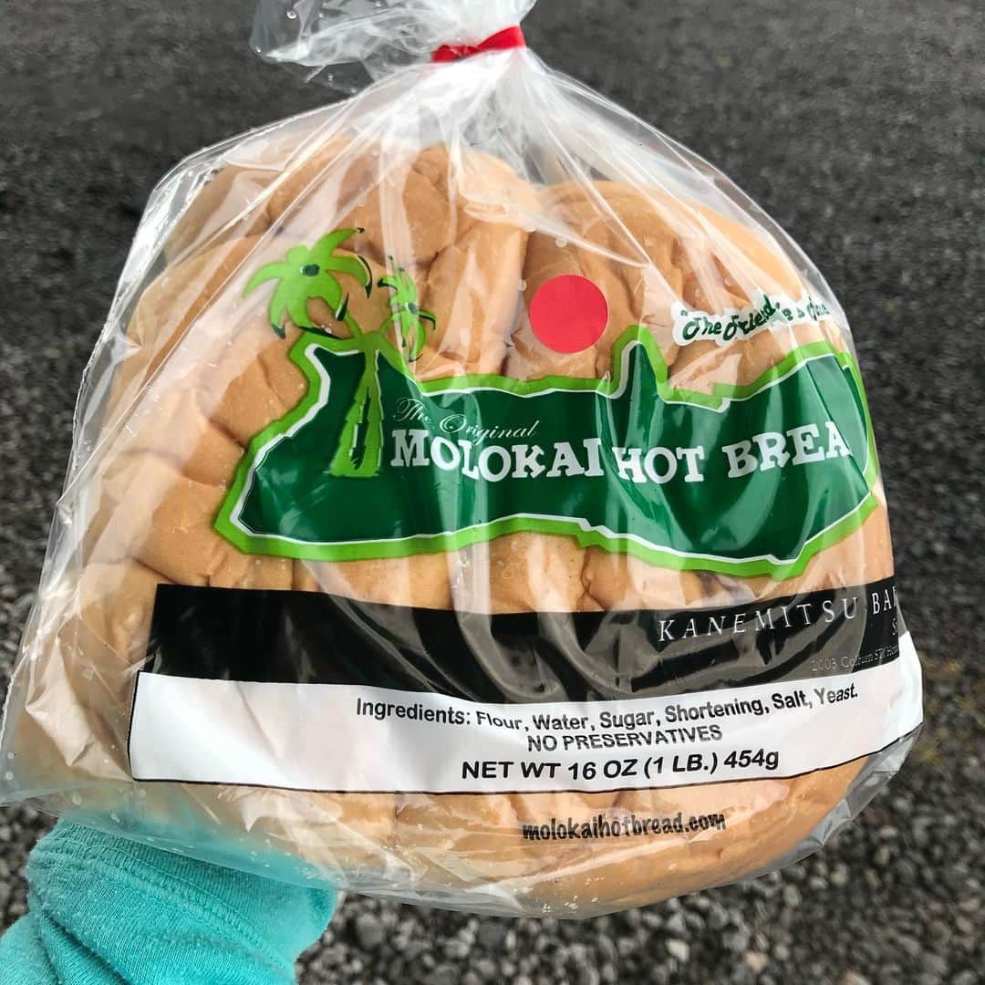 美城れんのインスタグラム：「休日はMolokai Hot Bread  近所の釣具屋さんにモロカイホットブレッドのフードトラックが来るとの事で午前中に行って来ました。初のモロカイホットブレッド 手のひらより大きく中はやわらかめクリームチーズとストロベリージャム🍓　本当はブルーベリーが良かったのですが、朝8時からの営業で、10時半にはすでに売り切れでした… 🍓&クリームチーズも美味しく頂きましたが…かなり大きく、あと何日かかるか…🤣 ヒロは今日は雨☔️ 肌寒い朝です。 #molokaihotbread」
