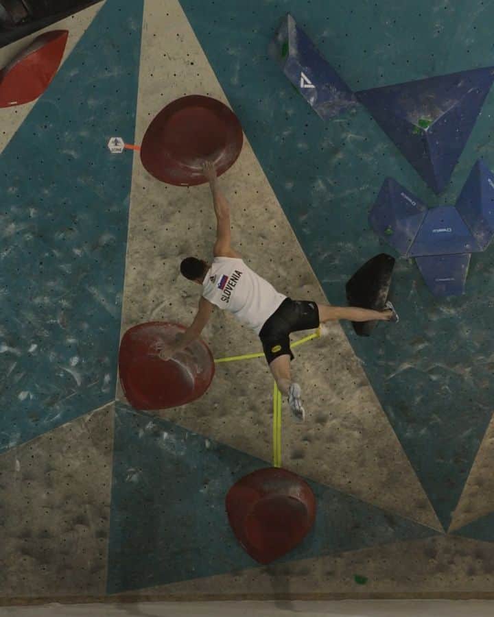 イェルネイ・クルーダーのインスタグラム：「I didn't have to use a knee-pad at @sloveniaclimbing training yesterday 🤪. 📷: @hribar.m  _____________ @scarpaspa @ocun.climbing @vibram @snowmonkey」