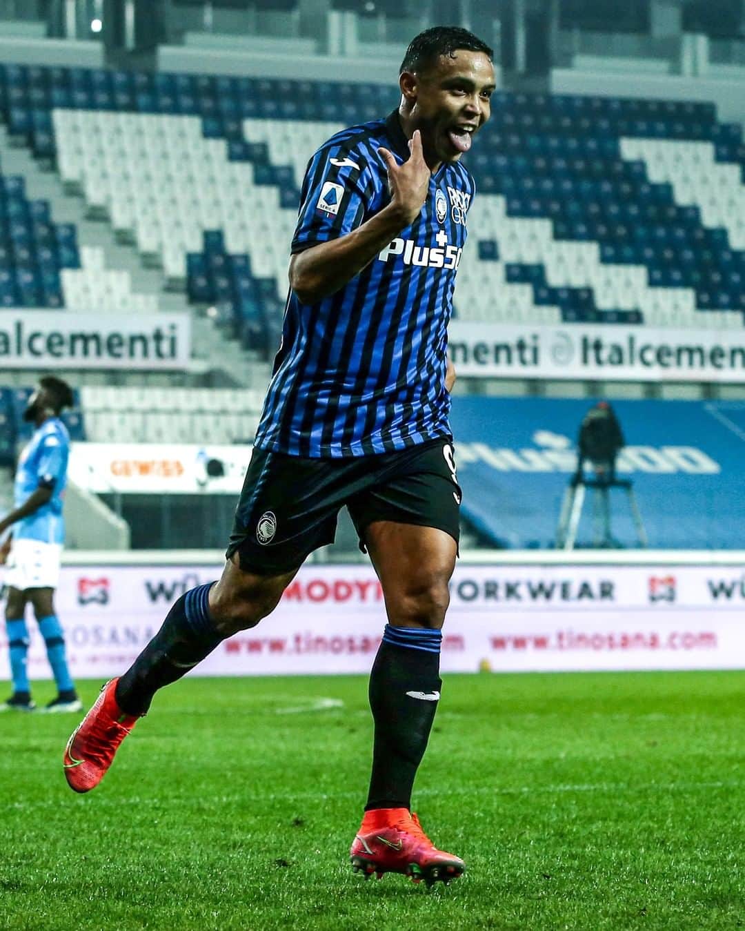 アタランタBCのインスタグラム：「TANTA TANTA TANTA ROBA!!! 🕺🏽 ⠀ @luisfmuriel9 #AtalantaNapoli #GoAtalantaGo ⚫️🔵 #Atalanta #BergAMO #ForzaAtalanta #SerieATIM」