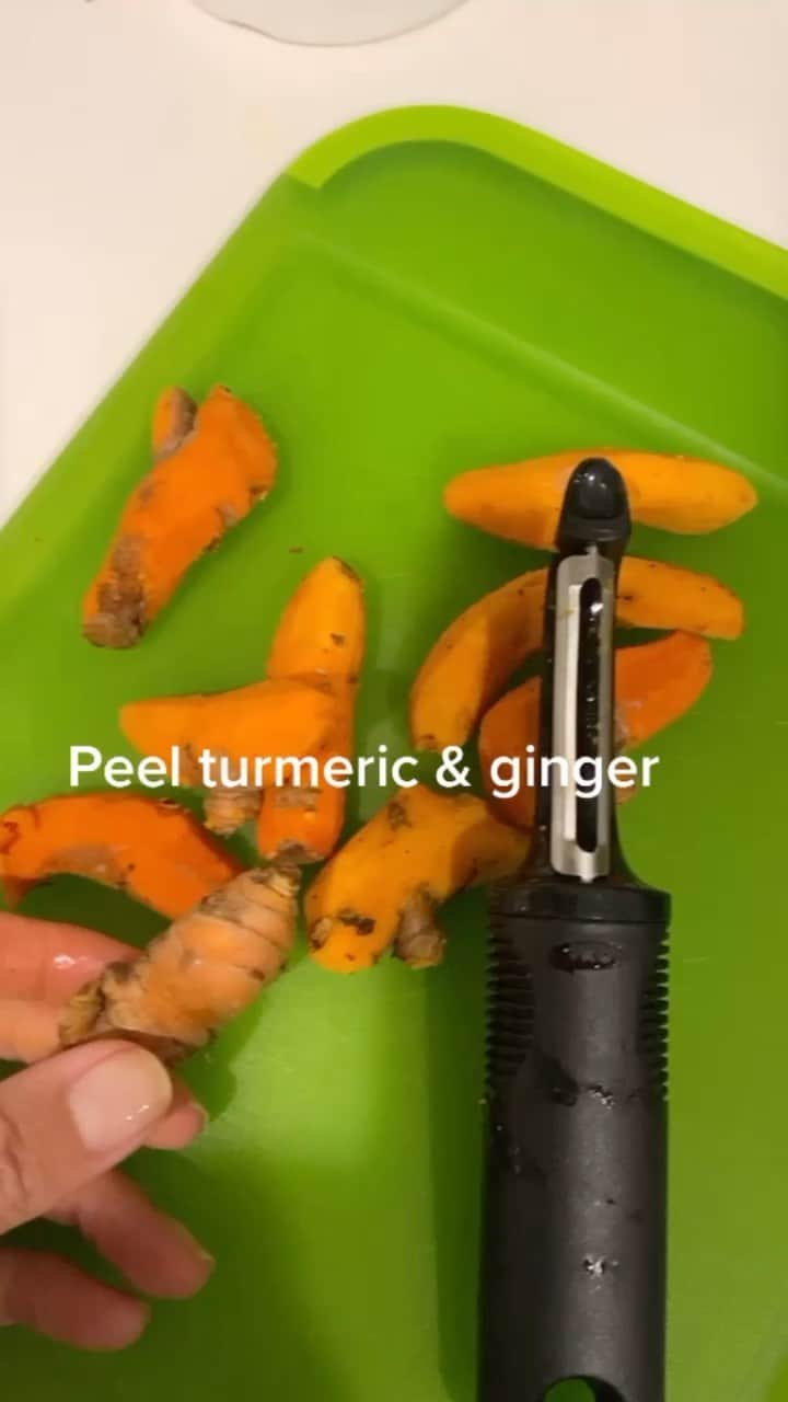 のインスタグラム：「Perfect drink to boost your immune system. Turmeric, ginger,Blk pepper, lemon & honey. I drink a shot everyday hot or cold. Turmeric has many scientifically-proven health benefits, such as the potential to prevent heart disease, Alzheimer's and cancer. It's a potent anti-inflammatory and antioxidant.  Ginger- Contains gingerol, which has powerful medicinal properties. Can treat many forms of nausea, especially morning sickness. May help with weight loss. Can help with osteoarthritis. May drastically lower blood sugars and improve heart disease risk factors. #yfoy #yourfountainofyouth #everydayconfidence follow @yfoyshop」