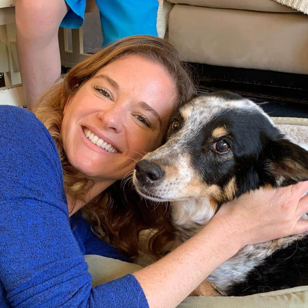 サラ・ドリューさんのインスタグラム写真 - (サラ・ドリューInstagram)「We love our sweet old girl, Lucy. ❤️❤️❤️ #nationalloveyourpetday」2月22日 3時53分 - thesarahdrew