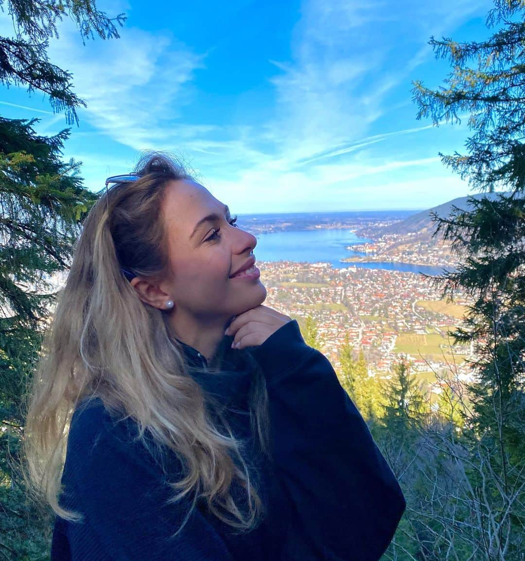 ソフィア・フロルシュさんのインスタグラム写真 - (ソフィア・フロルシュInstagram)「Nature lover 🌲🌿🍃🌎☀️ Woke up at 7 and drove to Tegernsee to walk up a 🏔 So nice to have that silence and enjoy the first real sun shines this year in Bavaria ☀️ What did you do today? // #sophia #sophia99 #chanegagent #racegirl #racing #motorsport #nature #walk #tegernsee」2月22日 3時54分 - sophiafloersch