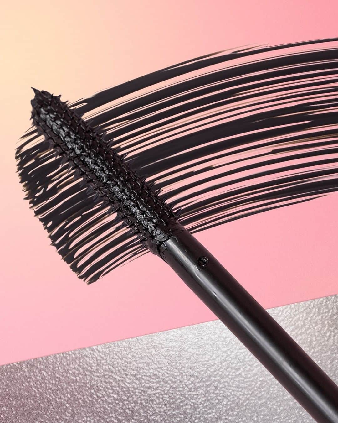 Benefit Cosmetics UKさんのインスタグラム写真 - (Benefit Cosmetics UKInstagram)「Psst, did you know that not only is our They're Real! Magnet mascara formula magnetic, it's also:  ⚡️ Lightweight and buildable ⚡️ It won't smudge or flake! ⚡️ In ultimate supercharged black shade ⚡️ Water-resistant AND lasts for 36-hours!  We are TOTALLY obsessed 🙌  #theyrerealmagnet」2月22日 3時55分 - benefitcosmeticsuk
