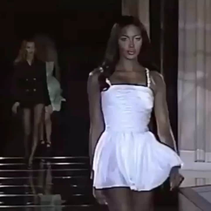 ダニジョーのインスタグラム：「DANNIJO GIRL GANG 🎀 Versace, 1995」