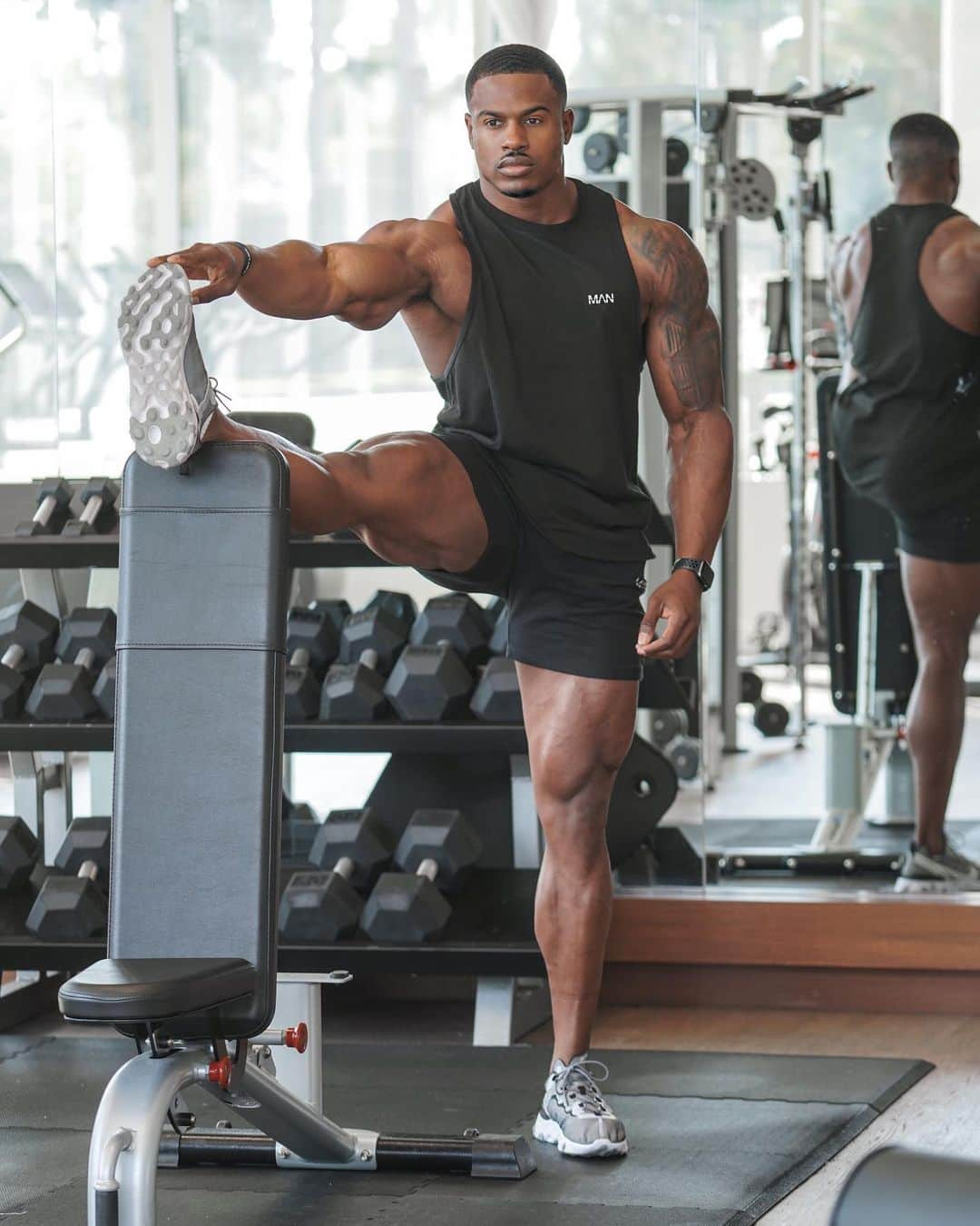 Simeon Pandaさんのインスタグラム写真 - (Simeon PandaInstagram)「Hamstrings Day 🎻 @boohoomanofficial   #simeonpanda #boohooman #mensfashion #menstyle #menstyleguide #mensstyle #mensshoes #mens #menswear #la #losangeles #malemodel #model #fashion #style #swag #drip」2月22日 4時06分 - simeonpanda