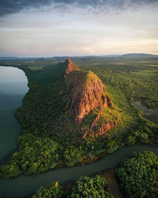 Australiaさんのインスタグラム写真 - (AustraliaInstagram)「Ah, @westernaustralia you never cease to amaze us 🙌 Thanks to @naturebynathan for this sunrise shot at Carlton Ridge (also known as #ElephantRock and the #SleepingBuddha). This prehistoric-looking formation can be found on the edge of town in #Kununurra, a wonderful part of @australiasnorthwest. If you want to see how it got the Sleeping Buddha nickname, head to #CelebrityTreePark in town to view it from the side. Then, if you travel on the upper #OrdRiver towards #LakeArgyle, this big beautiful rock will resemble an elephant's head 🐘 Pretty neat, huh? #seeaustralia #thisiswa #MagicKimberley #holidayherethisyear」2月22日 4時00分 - australia