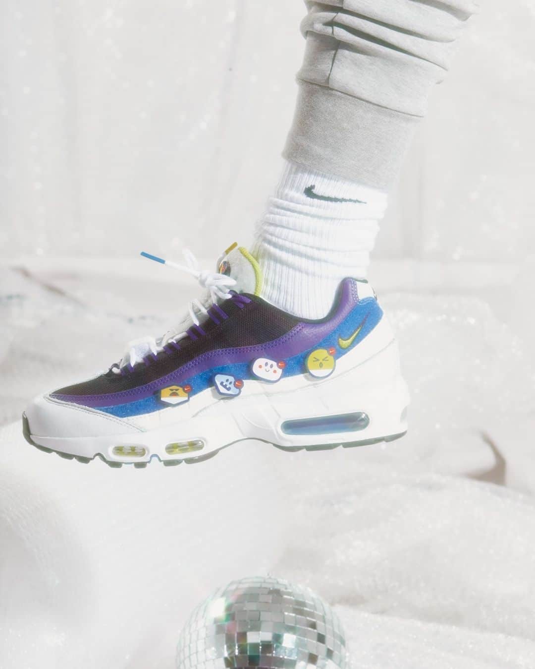 Foot Lockerさんのインスタグラム写真 - (Foot LockerInstagram)「Express yourself in the #Nike Air Max 95 'Emoji' 😀 👍 🔥   Available online & in-store. #discoveryourair」2月22日 4時00分 - footlocker