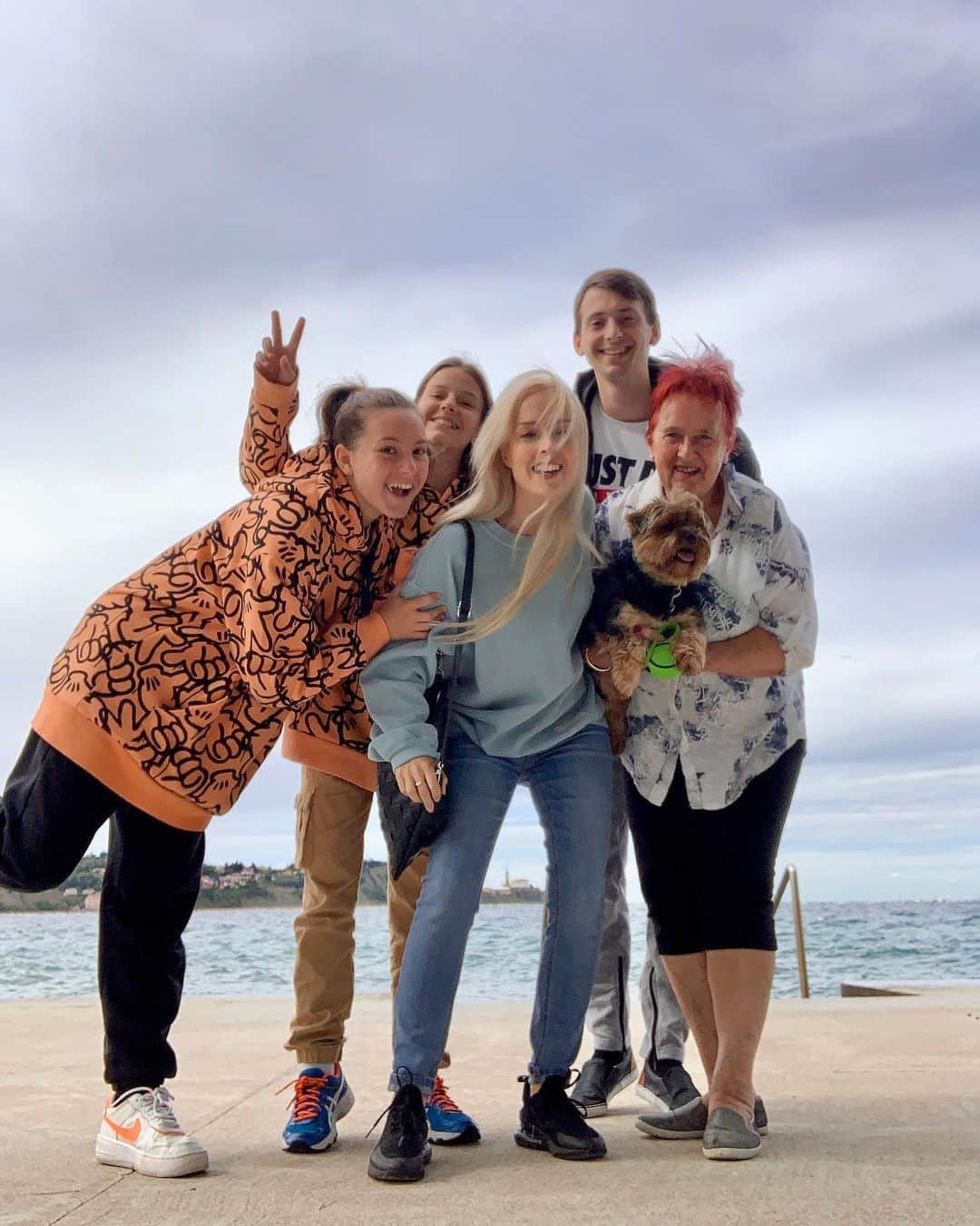 Nika Kljunのインスタグラム：「Oh, Covid-19, please go away so that my family can fly over here and we can spend some quality time together. 😭😭😭 It’s my grandma’s BIGGEST wish to see California again and spend time with her oldest granddaughter. She’s even learning English and saving every penny to visit... 📚💸 Some days I wish I had the power to fast forward time 😭 but I know that the only key to staying calm is to have faith, hope & to stay patient. If you have your family close to you at the moment, don’t take it for granted!!! 👨‍👩‍👧‍👦 . #missmyfamily #coronagoaway #awayfromhome #californialiving #stayhealthy #positivethoughts #koper #feelslovenia #sloveniatravel #familylove」