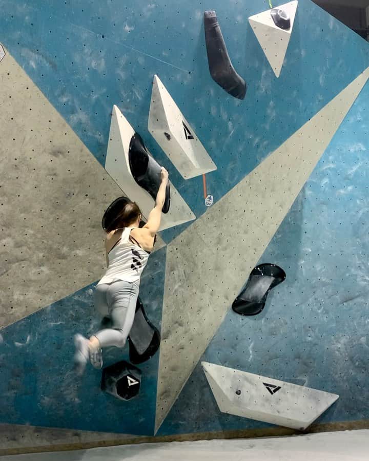 ユリア・クルーダーのインスタグラム：「Twinning with @katja_debevec 🤍🖤 hard but fun comp simulation today with @sloveniaclimbing 💫 🎥: @luckarakovec  @scarpaspa」
