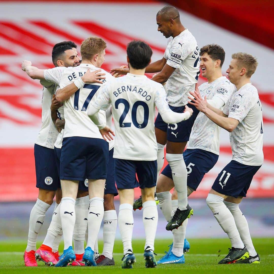 フェルナンジーニョのインスタグラム：「+3 important points with a secure performance. Let’s keep the great mentality and the focus on our goals. 💪🏾💪🏾 #cmoncity」