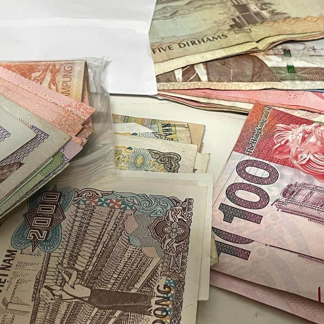 丸山ゴンザレスのインスタグラム：「しばらく使う予定のない外貨（紙幣）。ここから国別にわける気力はない。ちなみにコインになると袋いっぱいあるが、箱に入れておくとお宝っぽいので、そのうち千両箱か宝箱でも買おうと思っている。」
