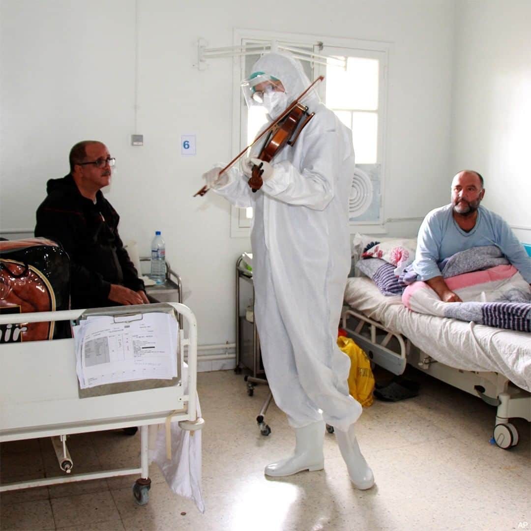 ABC Newsさんのインスタグラム写真 - (ABC NewsInstagram)「Dr. Mohamed Salah Siala plays the violin while in full PPE gear for patients in the COVID-19 wards of the Hedi Chaker hospital in Tunisia. #covid19 #coronavirus #pandemic #violin #music #international」2月22日 4時25分 - abcnews