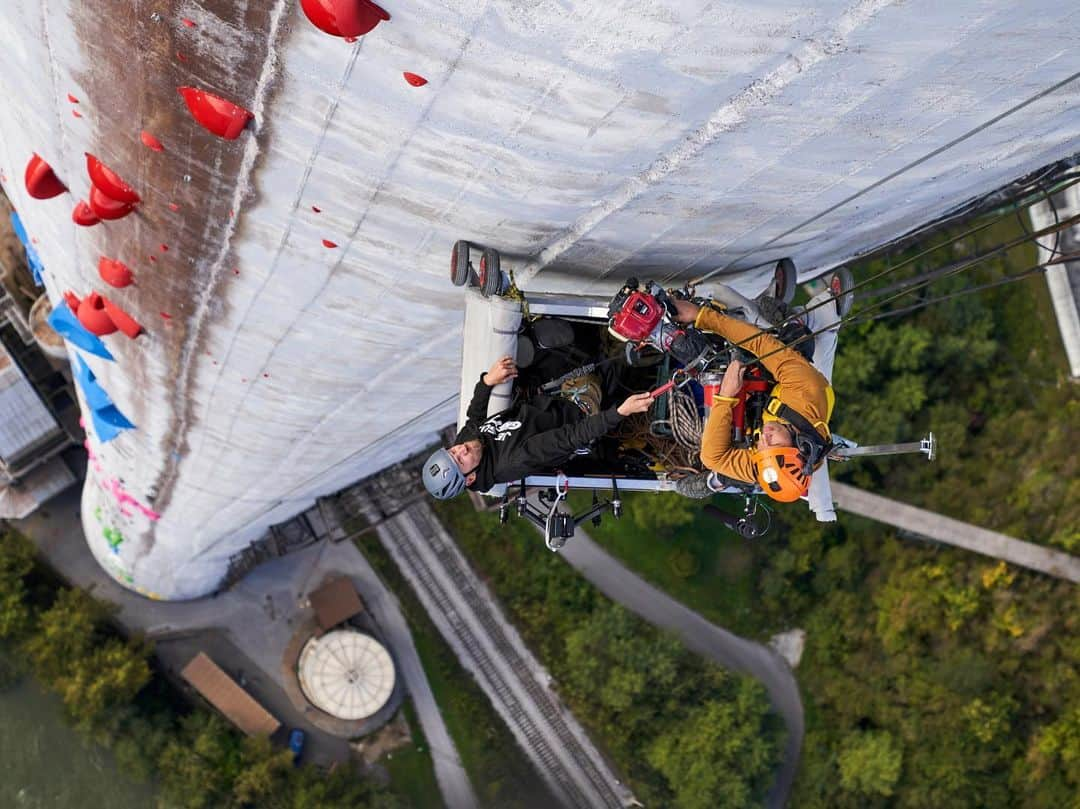 ヤンヤ・ガンブレットさんのインスタグラム写真 - (ヤンヤ・ガンブレットInstagram)「#8 THE TEAM BEHIND Succeeding on the route was on us climbers, overall though this project was a team effort. I’m thankful for everyone who literary became one with this chimney to make it happen.  Thanks to @redbull for having the right dose of visionary spirit and craziness to embark in adventures like this one. Despite all the wings involved this was still pretty hard 😉 Thanks to @360holds for pouring their hearts into this project. The way the route turned out shows not only their skills as route setters but also their passion for climbing as a whole!  For all of those who haven’t seen the whole film, link is still in my bio. Thanks to all the creative minds who brought the visuals to live @martinsmerdel, @jureniedorfer @whiteroomproductions @kunst_kollektiv_」2月22日 4時21分 - janja_garnbret