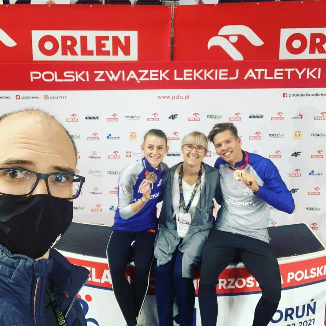 Patrycja WYCISZKIEWICZさんのインスタグラム写真 - (Patrycja WYCISZKIEWICZInstagram)「Czas podsumować Halowe Mistrzostwa Polski. Finał biegu na 400m i 5 miejsce w stawce... Słabo? Może i tak, ale jakby ktoś mi powiedział w połowie grudnia, czyli w momencie kiedy rozpoczynałam przygotowania, ze tak się to skończy to chyba bym nie uwierzyła. Na koniec udało się jeszcze wywalczyć w klubowej sztafecie Rekord Polski i złoty medal! Jestem wdzięczna za to co mam i dziękuje za wsparcie Wam ale przede wszystkim Mężowi @tomek.86, Trenerce @iwonabaumgart i bliskim mi osobom @szymon.bytniewski @go_sza_go @iga.co.smiga   🥰🥰🥰 i całej grupie treningowej! #pknorlen #orlen #nb #biegamwnb #suunto @pkn.orlen @newbalance @suunto @azspoznan」2月22日 4時23分 - patrycjawyciszkiewicz