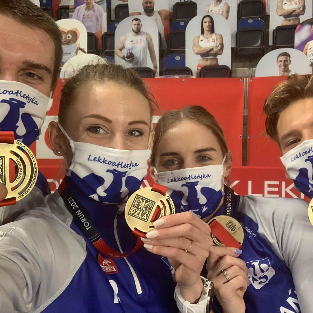 Patrycja WYCISZKIEWICZのインスタグラム：「Czas podsumować Halowe Mistrzostwa Polski. Finał biegu na 400m i 5 miejsce w stawce... Słabo? Może i tak, ale jakby ktoś mi powiedział w połowie grudnia, czyli w momencie kiedy rozpoczynałam przygotowania, ze tak się to skończy to chyba bym nie uwierzyła. Na koniec udało się jeszcze wywalczyć w klubowej sztafecie Rekord Polski i złoty medal! Jestem wdzięczna za to co mam i dziękuje za wsparcie Wam ale przede wszystkim Mężowi @tomek.86, Trenerce @iwonabaumgart i bliskim mi osobom @szymon.bytniewski @go_sza_go @iga.co.smiga   🥰🥰🥰 i całej grupie treningowej! #pknorlen #orlen #nb #biegamwnb #suunto @pkn.orlen @newbalance @suunto @azspoznan」