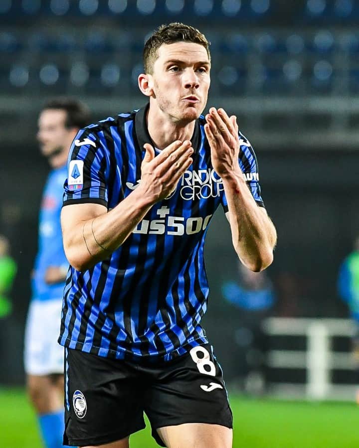 アタランタBCのインスタグラム：「German kisses 😘😘 Baci alla tedesca 😍 ⠀ @robingosens #AtalantaNapoli #GoAtalantaGo ⚫️🔵 #Atalanta #BergAMO #ForzaAtalanta #SerieATIM」