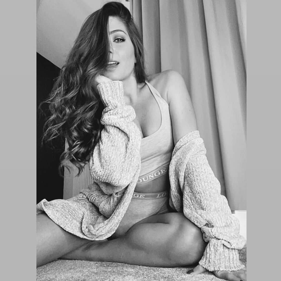 のインスタグラム：「Mischief in Monochrome 🖤🤍  #blackandwhite #blackandwhitephoto #monochrome #mischief #mischievous #mischiefmanaged #playful #pose #poser #wavyhair #loungeunderwear #comfy #cardigan #grey」
