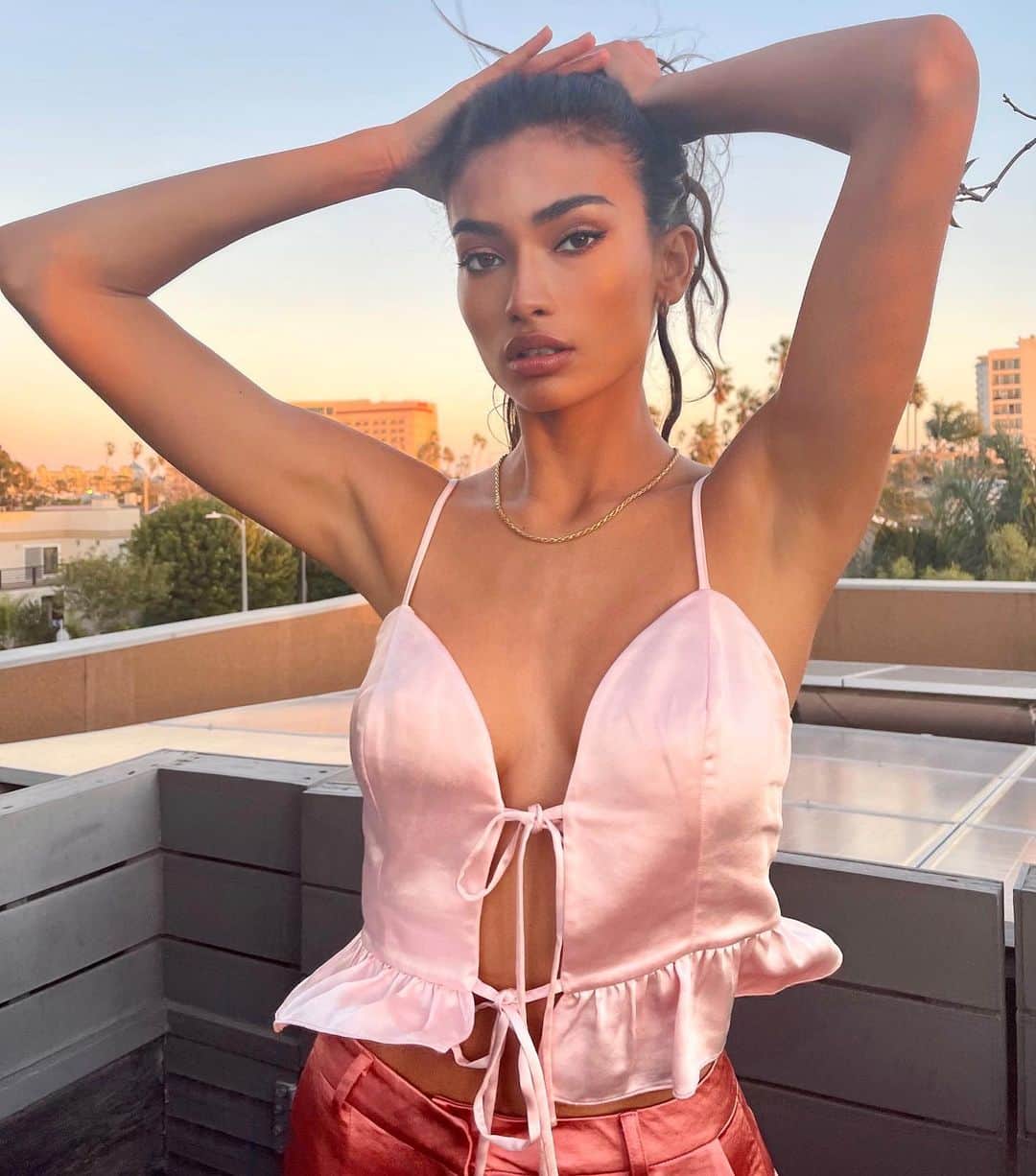 ケリー・ゲイルのインスタグラム：「Off to dinner wearing @revolve 💕💕」