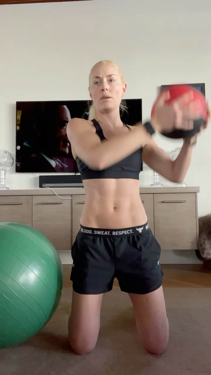 リンゼイ・ボンのインスタグラム：「Weekend workout at home 💪🏻#sundayfunday @projectrock」