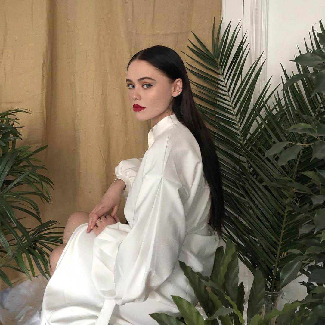 クリスティナ・バザンのインスタグラム：「In between two ferns 🌿🐉」