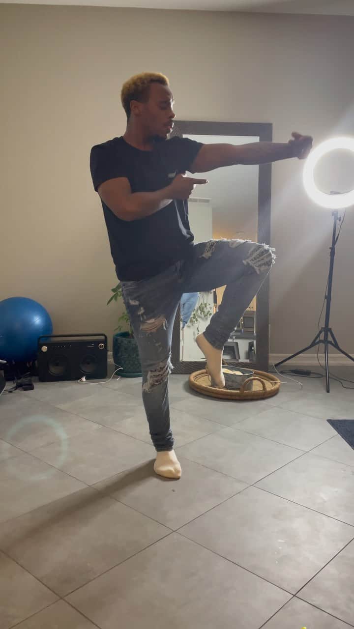 Lil Buckのインスタグラム：「Light work on the “drunken buck” concept. I just gotta clean it up and make my movements have more impact. I be having fun doing it but I be playing to much 😄 will post a serious round of it another time」