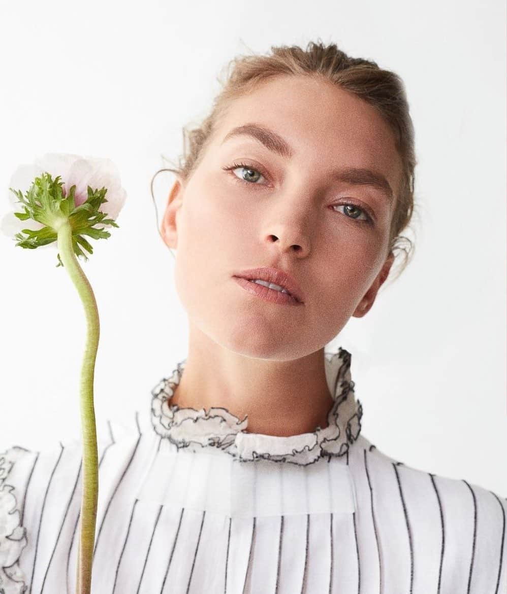 アリゾナ・ミューズのインスタグラム：「It’s really important, as we go through life, to have as a concept that we need to replenish ourselves, our souls, our spirits, our hair, our skin, our digestive system, all of it. And, of course, our earth. I really think that making change is about behavior, so we can’t behave well if we don’t feel well. Good nutrition and a healthy state of mind—I would even go so far as to say a worldwide universal awakening is what we need to solve this issue of climate change that is ahead of us and all around us. I live under the understanding that we are in a climate emergency right now and we must act as swiftly as we possibly can.  I think climate change is a behavioral issue. We don’t have to just rely on our habits as a modus operandi for the rest of our lives.  Thank you @lauraregensdorf @vanityfair」