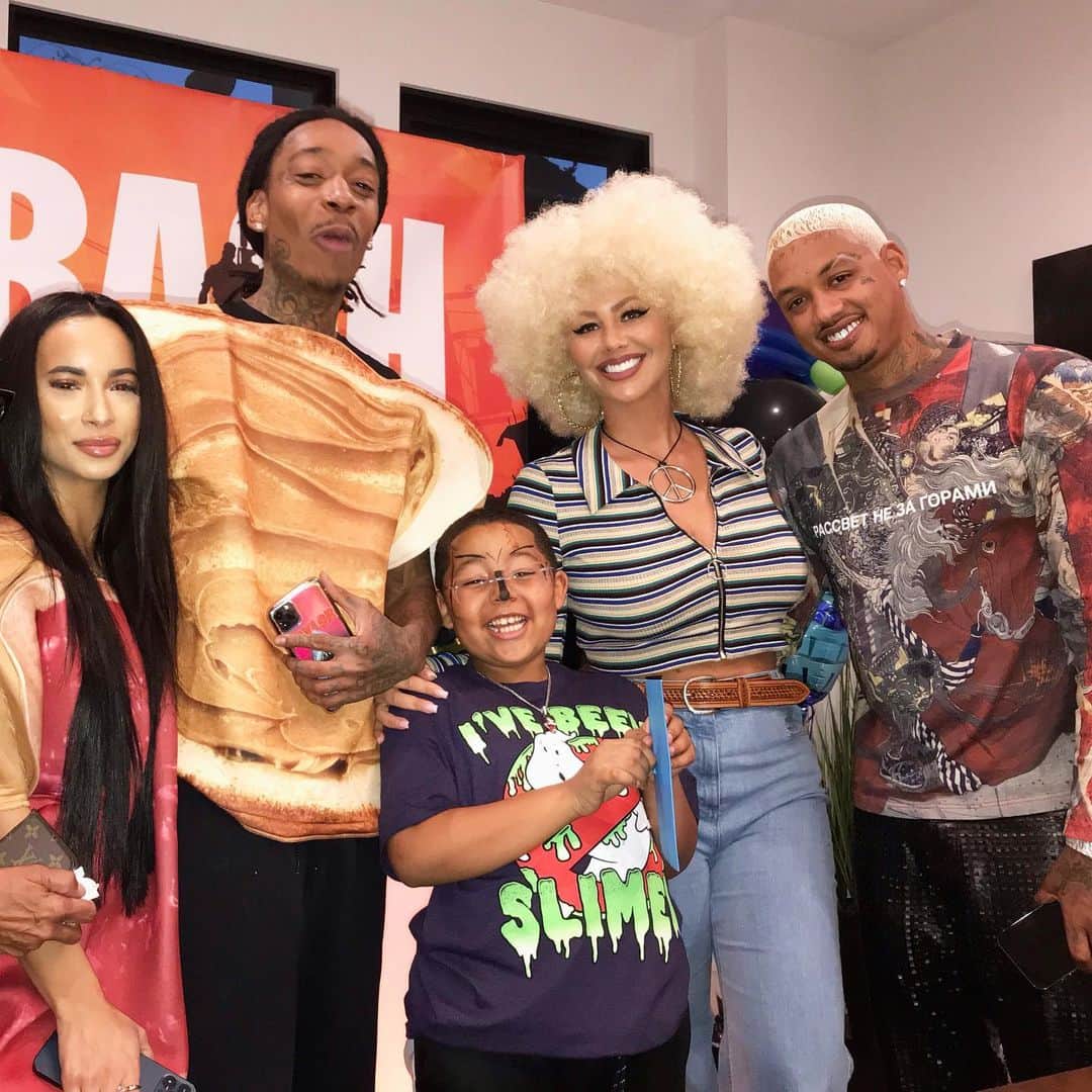 アンバー・ローズのインスタグラム：「Happy Birthday to my Sweet Angel Boy Sebastian! Can y’all believe he turned 8 today??? He wanted a Halloween / Fortnite Party and that’s what he got! I love you Pumpkin! 🎃 👻👾🍀 #sebastiantaylorthomaz」