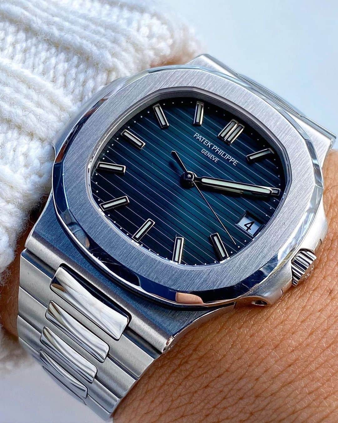 Daily Watchさんのインスタグラム写真 - (Daily WatchInstagram)「The iconic Patek Philippe Nautilus Ref 5711/1A in stainless steel. Photo by @watchmdiamond」2月22日 4時51分 - dailywatch