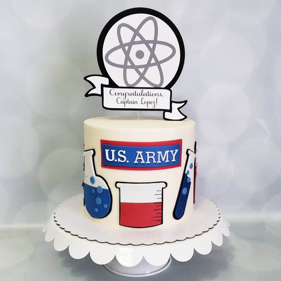 Honey Bee Cakesのインスタグラム：「Science Cake Topper by @_paperprettiesbyili_」