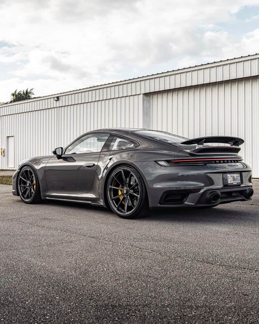 パブリッシュブランドのインスタグラム：「Daydreaming of this insane 911 Turbos S. 💎 📸 : @kfletchphotography @championmotorsport」