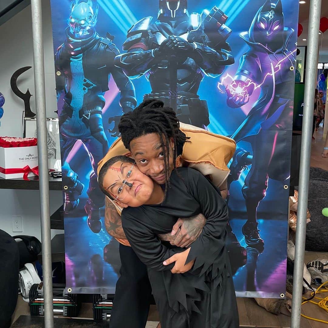 ウィズ・カリファのインスタグラム：「Happy birthday kid. Your the most important person on the planet to me. Thanks for choosing me too be your parent. Enjoy your big 8 🤪 #happybirthdaybash #big8」