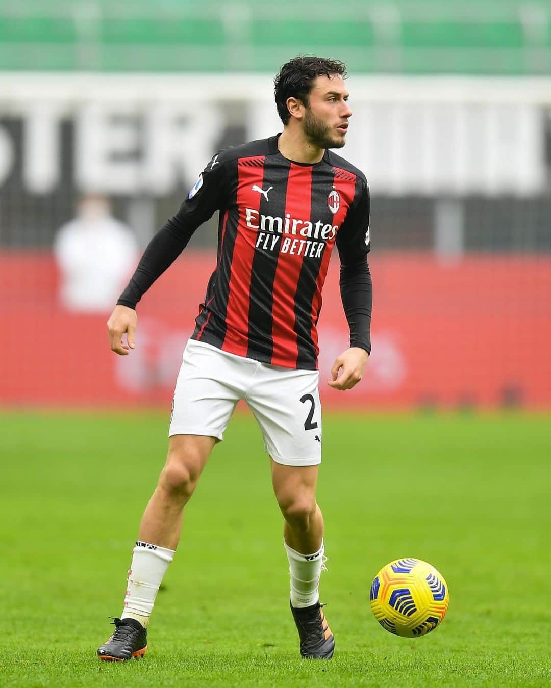 のインスタグラム：「Avremmo voluto ripagare il vostro supporto con una gara e un risultato diverso.  L’unico modo per ripartire subito è pensare alla prossima partita e lavorar ancor di più.  Il campionato è lungo, non molliamo, avanti @acmilan 💪🏼❤️🖤 #ForzaMilan」