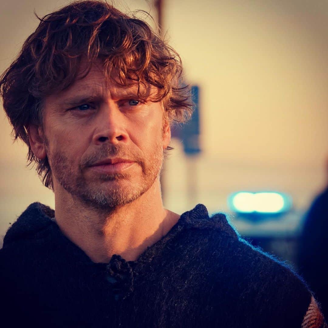 エリック・クリスチャン・オルセンのインスタグラム：「When @danielaruah; Your co-Star, friend, and sister-in-law directs her first episode (TONIGHT!) and she asks you to jump you don't question the landing, you just trust her vision, close your eyes and make the leap.  All for the art. Picture 3 being the pinnacle of dedication to said Art. @danielaruah where Hustle meets passion.  #ncisla @cbstv @cbstvstudios #shecrushedit #proudcostar #proudfriend #proudfamily」