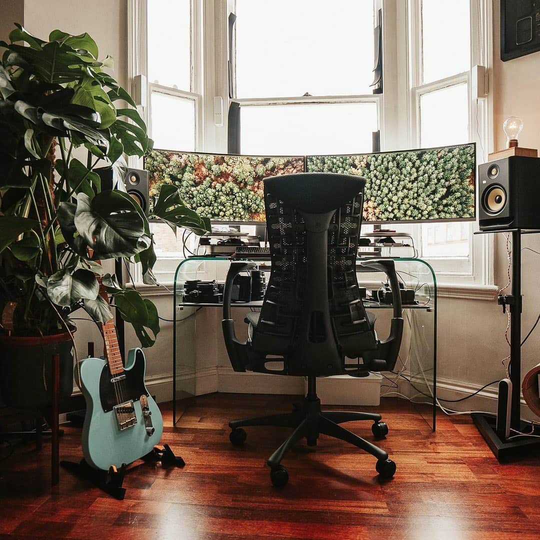 Herman Miller （ハーマンミラー）さんのインスタグラム写真 - (Herman Miller （ハーマンミラー）Instagram)「Staying inspired is a breeze when you've got lush foliage and the perfect seat. Discover how our Embody Chair uses science-backed ergonomics to keep you comfortable and cool. And did you know it ships for free? No wonder it's one of our top sellers. #hmathome   📸: @gadgetsboy」2月22日 5時26分 - hermanmiller