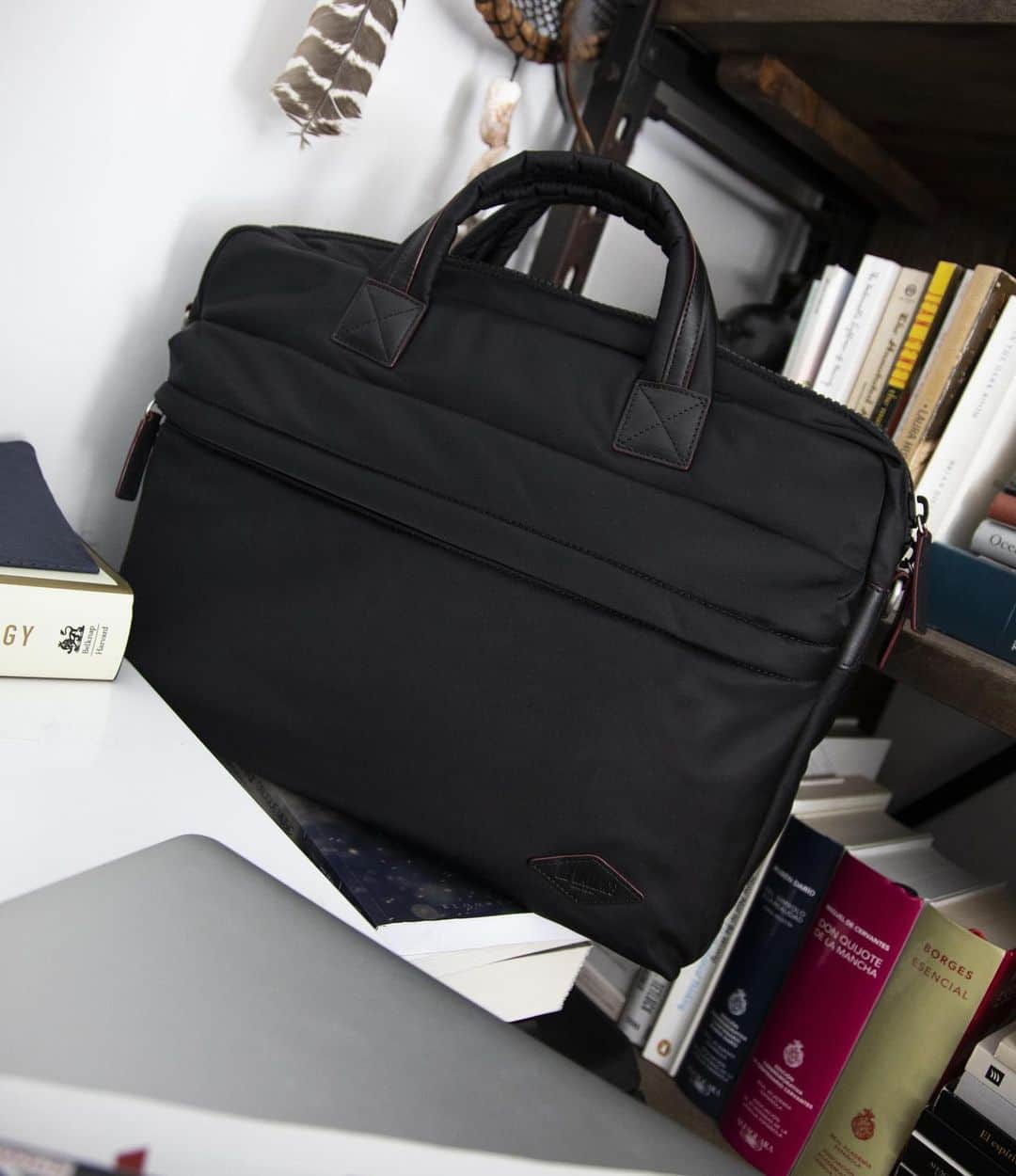 MZウォレスのインスタグラム：「A minimal profile, a sleeve for your 15" laptop and space for other essentials — consider this new style your portable office. Tap to shop & swipe to get a closer look.」