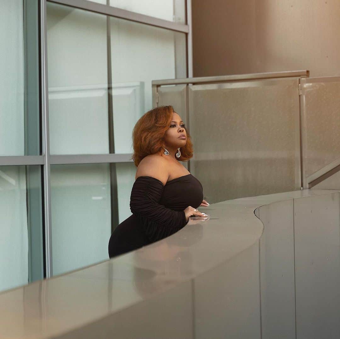 アンバー・ライリーのインスタグラム：「Great things are on the horizon. Keep going ♥️ #HappySunday  📸: @deseanblack_official」