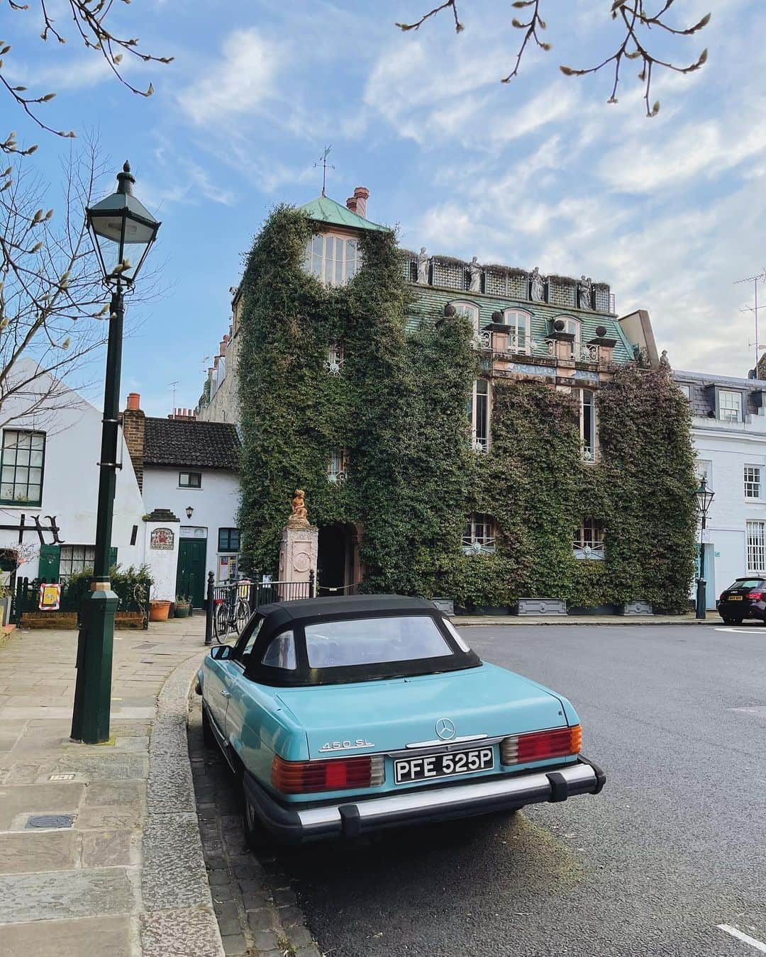 @LONDON | TAG #THISISLONDONさんのインスタグラム写真 - (@LONDON | TAG #THISISLONDONInstagram)「Let’s have another one... #ASundayCarPic from @MrLondon in #Chelsea... this time with an old school #Mercedes450SL nestled into this cosy corner of London! 🥰 ___________________________________________  #thisislondon #lovelondon #london #londra #londonlife #londres #uk #visitlondon #british #🇬🇧 #madeinchelsea #mercedes #mercedesbenz」2月22日 5時37分 - london