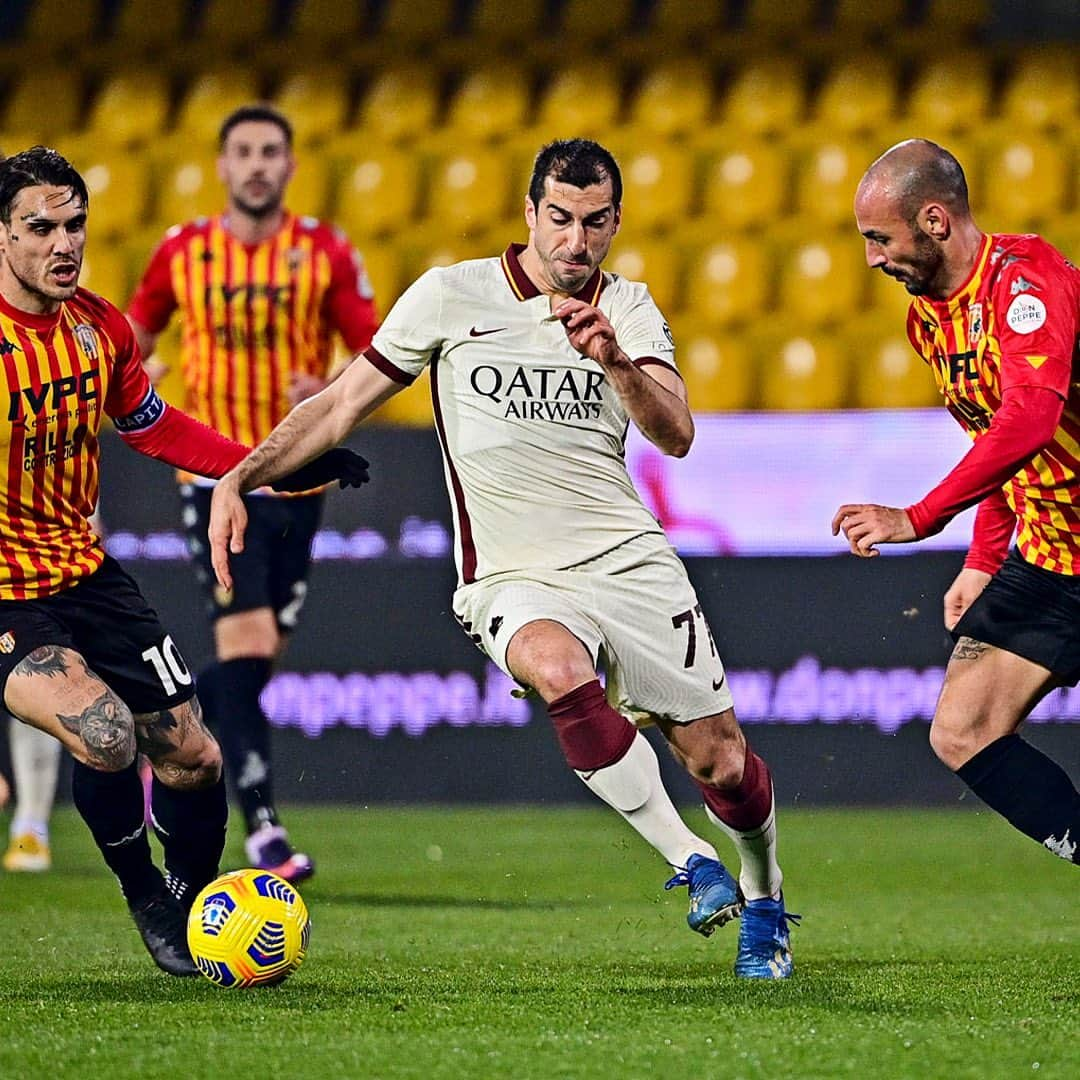 ASローマさんのインスタグラム写真 - (ASローマInstagram)「Battling for that first goal 😤💪⁣ ⁣ #ASRoma #BeneventoRoma」2月22日 5時40分 - officialasroma