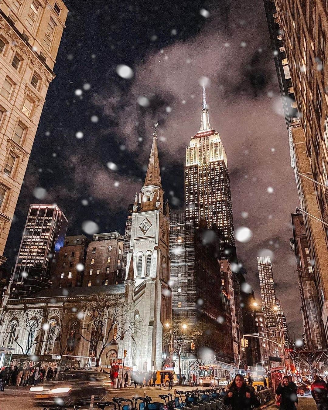 のインスタグラム：「Things to do in NYC – winter edition!  ⠀⠀⠀⠀⠀⠀⠀⠀⠀   👉 Visit the #EmpireStateBuilding (had to see that coming) 🔝  👉 Make a snowman in Central Park ☃️  👉 Drink mulled wine (or spiked hot cocoa!) on a heated rooftop 🍷  👉 Walk to Times Square during a snowstorm (it gets super quiet & peaceful!) ❄️  ⠀⠀⠀⠀⠀⠀⠀⠀⠀   Comment below if you’ve got any recommendations for #thingstodoinnyc!  ⠀⠀⠀⠀⠀⠀⠀⠀⠀   📷: @Littlesomethingaboutus」
