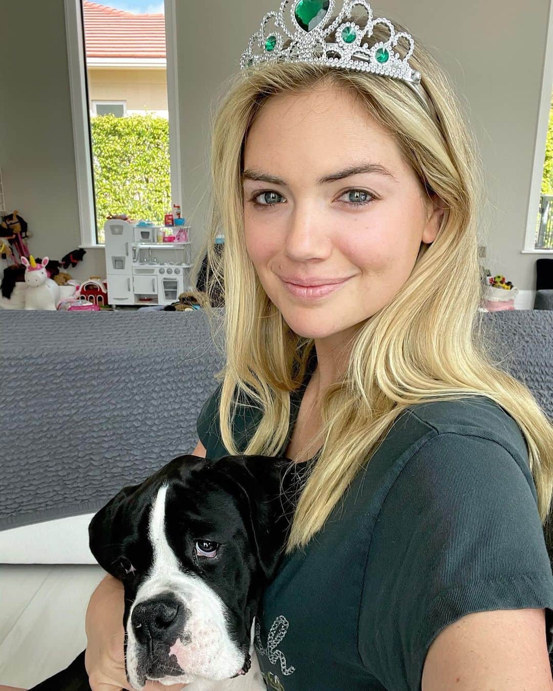 ケイト・アプトンのインスタグラム：「IVs, puppies and tiaras.」