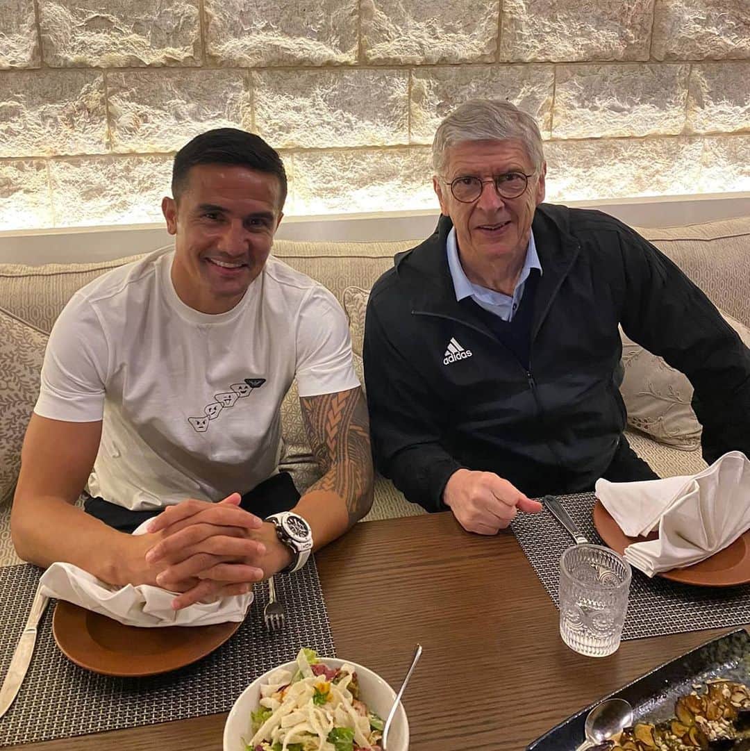 ティム・ケーヒルのインスタグラム：「Always a pleasure to catch up with the great man Arsene Wenger ⚽📚 #education」