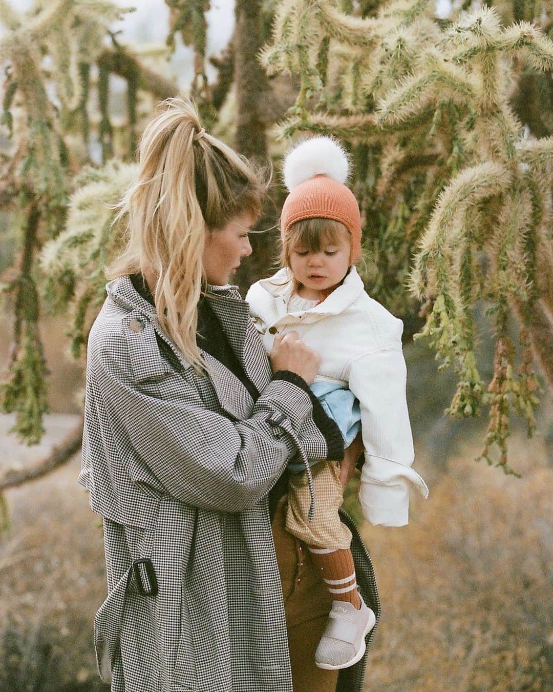 Amber Fillerup Clarkのインスタグラム：「When I was little I would DREAM about being a mom. I thought of all the fun things I wanted to do with them. I never want to take any of these moments for granted - I dreamed of this and I’m living it and I want to really really live it. All the little joys like going through tunnels or seeing a butterfly or catching a rainbow. 🥺 being a mom is so fun.」