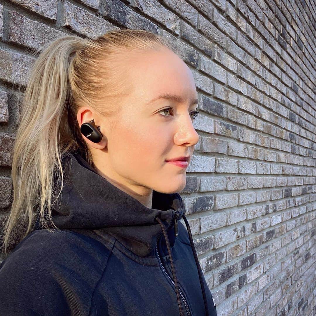 リーケ・ウェイファースのインスタグラム：「Get focused • Cancel the noise 🔇 New week • New goals 💥 Ik hou echt van rust en kalmte om mij heen, dus mijn absolute favorite must-have is mijn Sony koptelefoon met noise canceling, vooral voor bijvoorbeeld een fietstraining in de drukke, lawaaierige gyms en voor onderweg in het vliegtuig. Nu komen precies deze twee momenten in de Corona tijd niet zo veel voor, maar in deze tijd heb ik juist veel plezier van de nieuwe draadloze sportheadphones (SP800N)! Vooral heel fijn om buiten mee te sporten (ze vallen niet uit met hardlopen😱🙏🏼 en ze zijn bestand tegen water, zweet etc.)  Ook heerlijk tijdens een ontspannen wandeling met je favoriete podcast, en met 1 aanraking via de Quick Attention Modus kan je het volume dempen om met iemand te praten.  Love it! 💗  Have a nice week everyone!! 💗@sony.nederland  #sony #sonyheadphones #sp800n   #stayfocused #fit #calm #ready #athlete #olympic #season #artistic #gymnastics #workhard #beready #cancelthenoise #go」