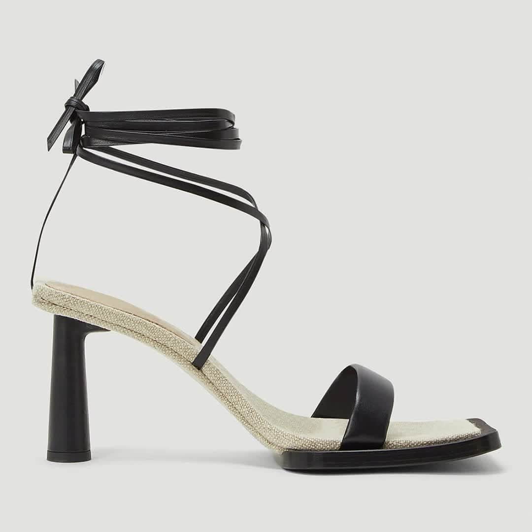 エルエヌシーシーのインスタグラム：「Daydreaming about sunshine? We have your toes (un)covered with @jacquemus. Treat your feet today.」