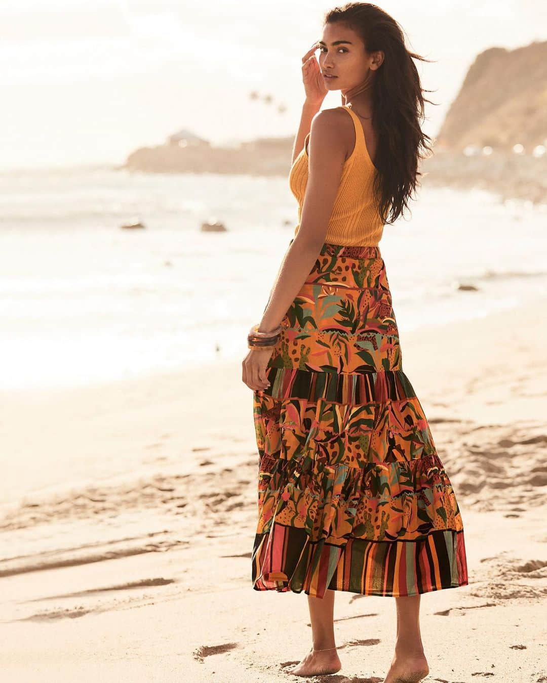 Anthropologieのインスタグラム：「Oh, to be by the sea 🌊☀️ (link in bio to shop the Farm Rio Isabella Tiered Maxi Skirt)」