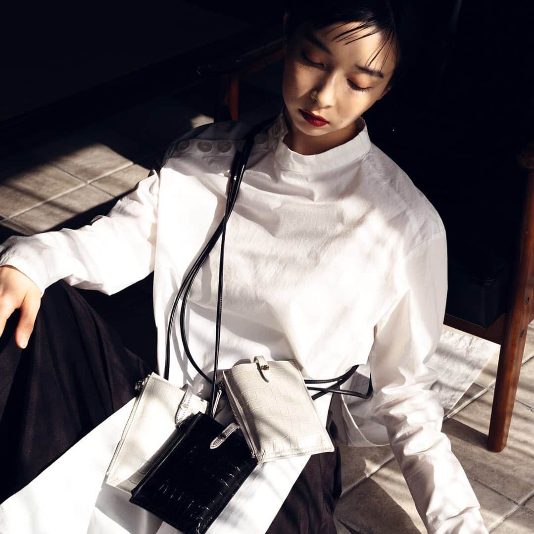ADINA MUSEのインスタグラム：「キャッシュレス化が進む現代、スマホとカード、少しの小銭と最小限の荷物を持って、さっとお出かけができるPHONE WALLETはとても便利。  クラス感のあるレザー仕立てのボディに、細めブラックコード紐で、カジュアルコーデもモード見えする大人PHONE WALLETです。     item:PHONE WALLET SHOULDER product number:JE9601P color:BLACK EMBOSS,IVORY EMBOSS,LIGHTGRAY EMBOSS price:￥10,000⁺TAX  #adinamuse#adinamusebag#アディナミューズ#アディナミューズバッグ#CUBEMOONHANDLE#ヒーコ#21ss#lessismore」
