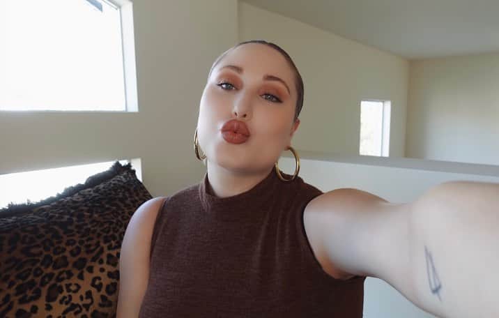 ヘイリー・ハッセルホフのインスタグラム：「waiting to connect on zoom..  head over to @marieclaireuk as I speak with the lovely @scarrednotscared around boundaries and how they lend to our self awareness for my #selfcaresundayswithhh series.」