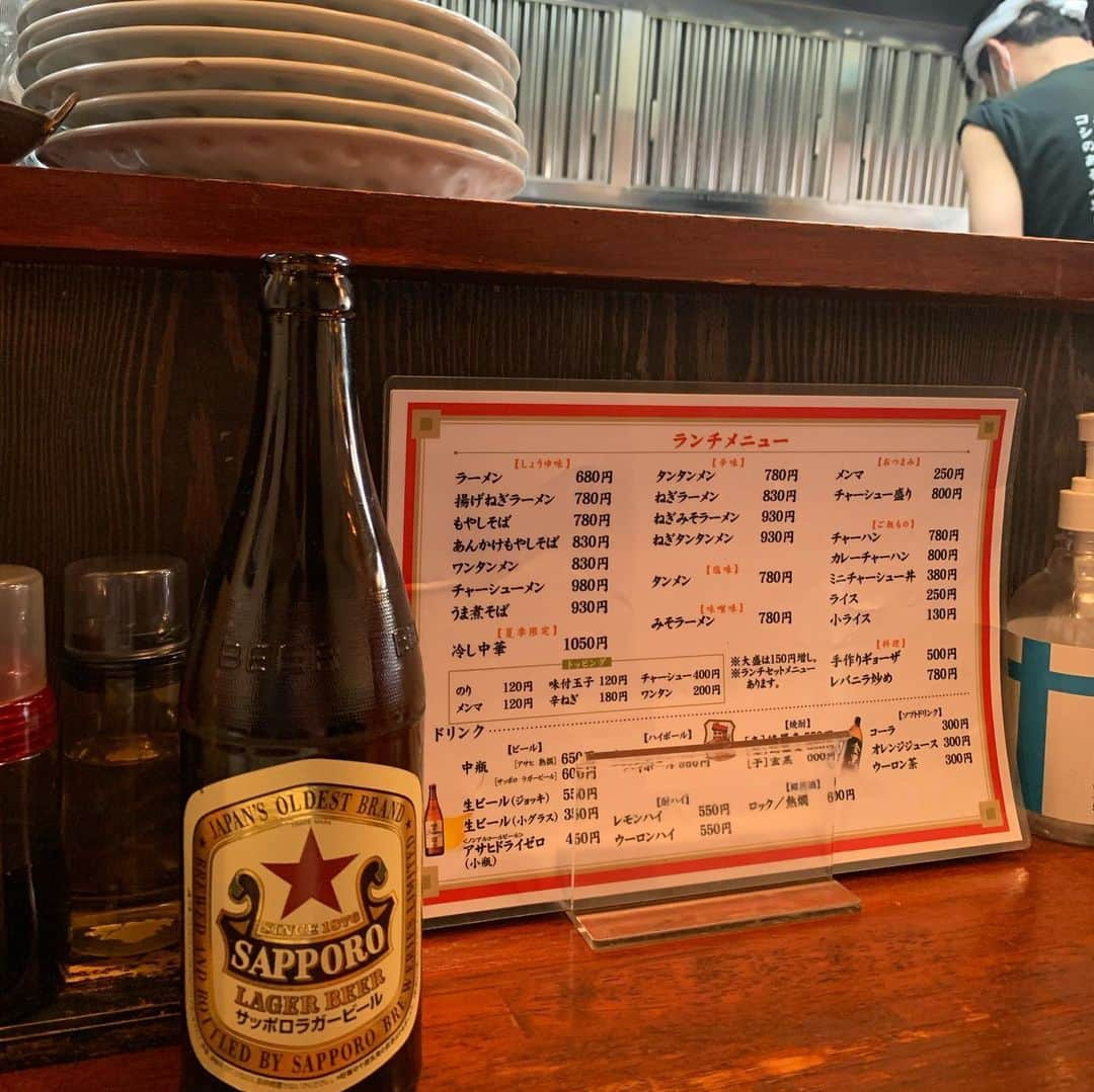 くろさんのインスタグラム写真 - (くろInstagram)「平日限定レバニラ定食🥢900円 サッポロ赤星🍺600円 写真のごはん🍚は少なめオーダーです。通常はどんぶり飯と思われます。←他のインスタ画像からすると ってことで、年休のランチは自由が丘のハズレにある町中華の寿福さんにて💁🏻 ここのレバニラは人生食べた中で一番旨しです😋 「おいしんぐ　レバニラ」でぐぐって貰うと寿福さんのレバニラ炒めが食べたくなるかと👍🏻 じゅん散歩放送開始直後ぐらいに、高田純次氏オススメとして紹介されて以降ちょいちょい来てますが、創業60年超の素敵な町中華🥟🍜 前回は11時に到着したら1回転目に入れなかったので、ちょい早めに到着したら一番乗りでした😅 でも、開店ちょい前に入店させてくれーので赤星🍺 ソーシャルディスタンスで一席飛ばし着席なので、退店する11:10にちょーど満席な感じでした。 いやぁ、やっぱここのレバニラ炒め最高っす😋 #レバニラ定食 #レバニラ炒め定食 #レバニラ炒め #サッポロ赤星 #サッポロラガー #瓶ビール最高 #昼からビール #昼ビール #昼ビ #ランチビール #中華料理寿福 #寿福 #町中華 #ベストオブ町中華 #散歩の達人 #キングオブ町中華 #自由が丘ランチ #自由が丘グルメ #緑が丘ランチ #緑が丘グルメ #町中華で飲ろうぜ #街中華 #自由が丘エール飯 #高田純次 #じゅん散歩で紹介された店」2月22日 11時37分 - m6bmw