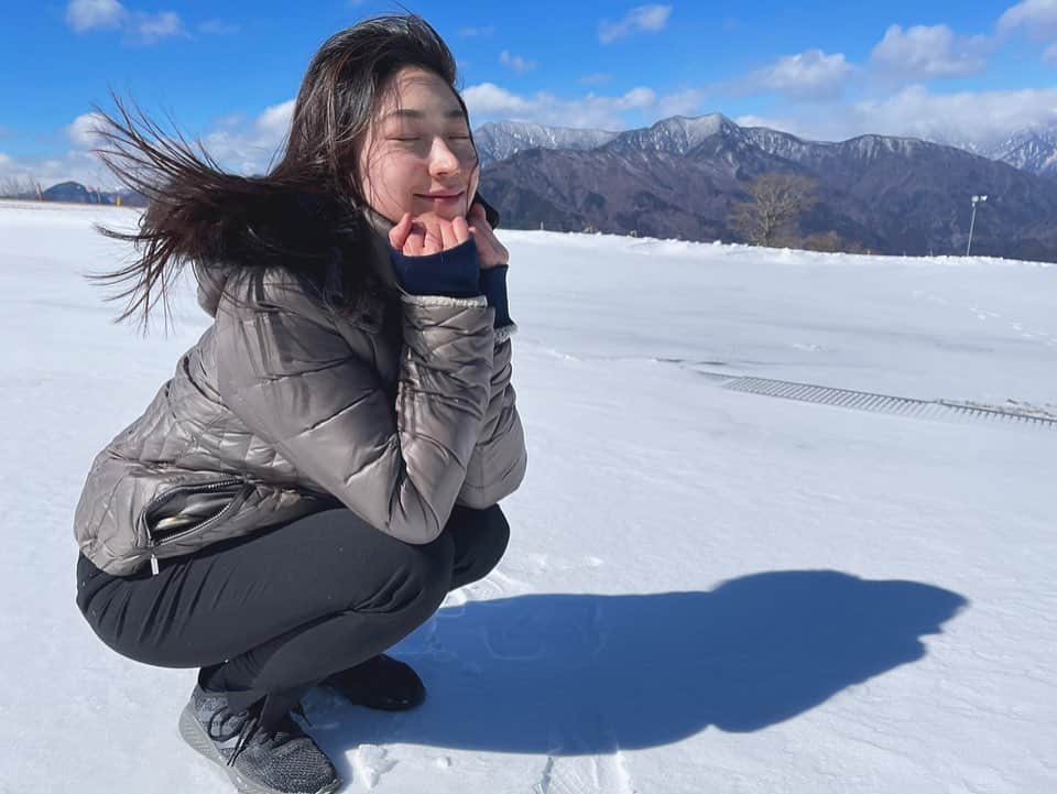 松田和佳さんのインスタグラム写真 - (松田和佳Instagram)「先日寒さの取材へ❄️  静岡の山間部は気温が0℃を下回っていたこの日。  寒かったけど久しぶりの雪を見てちょっとだけ嬉しかったです⛄️  #寒さと風でメイク吹き飛んだ #一緒に頑張った同期のディレクター #井川の優しいおばあちゃんにみかんを頂きました #寒さが吹き飛ぶくらい心温まったおはなし 🍊🤍」2月22日 11時38分 - waka_matsuda
